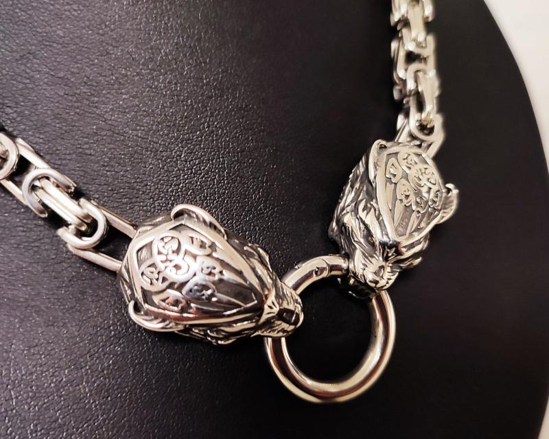Mächtiger Mittelalterschmuck mit Bärenpfoten-Gravur